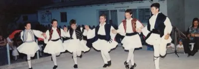 Αγόρια με φουστανέλες σε παραδοσιακό χορό