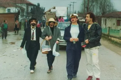 Μασκαρεμένοι σε αποκριάτικη παρέλαση