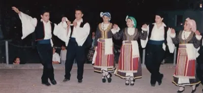 Χορευτικό τμήμα σε παραδοσιακούς μακεδονικούς χορούς