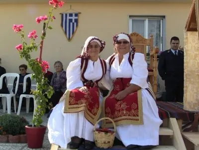 Δύο γυναίκες με παραδοσιακές φορεσιές