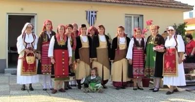Γυναίκες με παραδοσιακές φορεσιές μπροστά από την έδρα του συλλόγου
